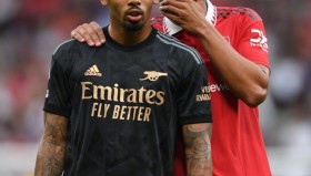 曼联0-3曼城弗爵看了都愁眉！阿莫林拒绝改变战术，回应下课前景